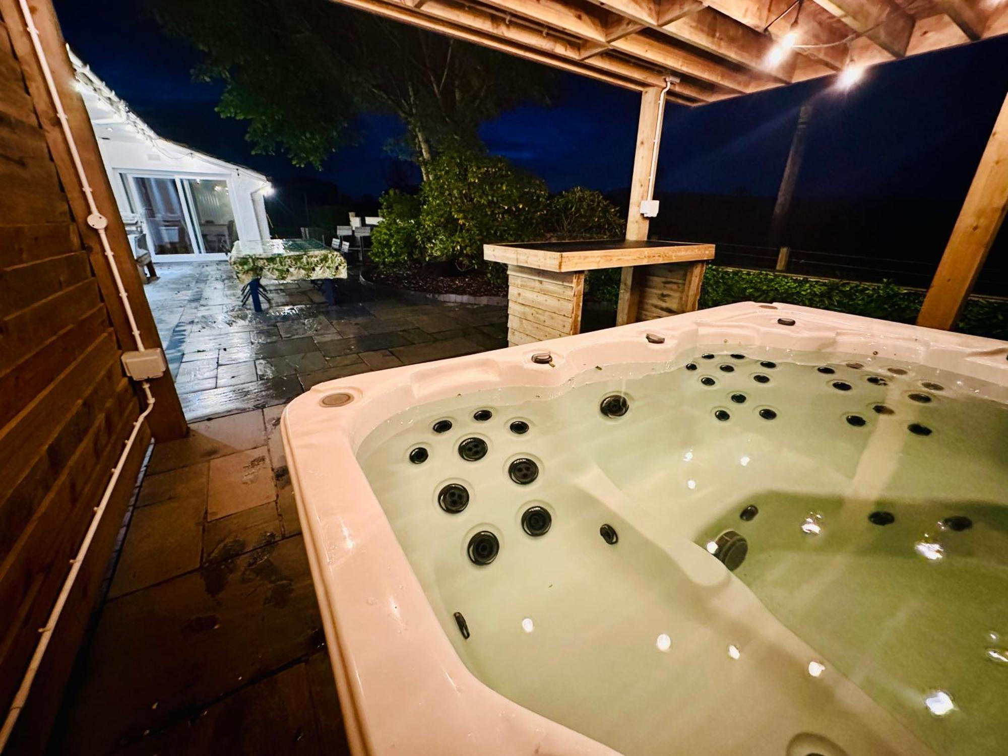 Alton Villa, Sleeps 12, Great For Families, Undercover Hotub & Games Room Newmilns 外观 照片